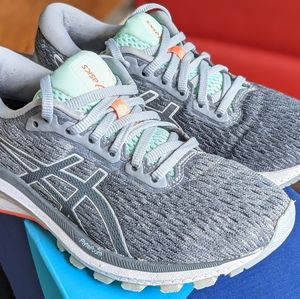 Asics GT 1000 Women 6 running shoes in box